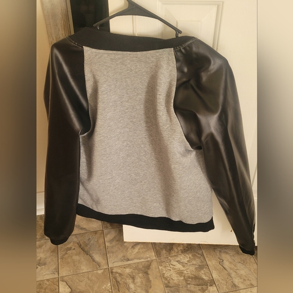 AOWOFS black and gray jacket - Picture 2 of 2